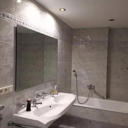 Проживание в семье Gute Laune Mit Terrasse Und Garten Zentral *