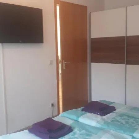 Gute Laune Mit Terrasse Und Garten Zentral Проживание в семье *